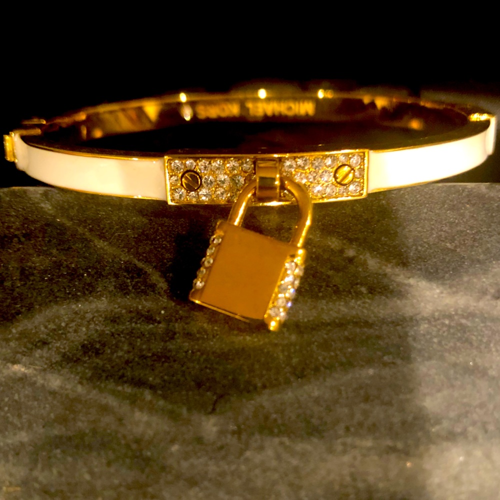 Bangle bracelet